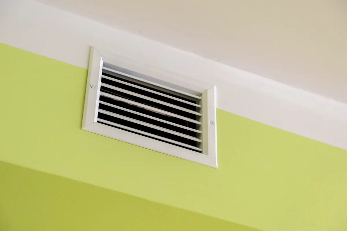 Rejilla de climatización por conductos en una vivienda de Bilbao