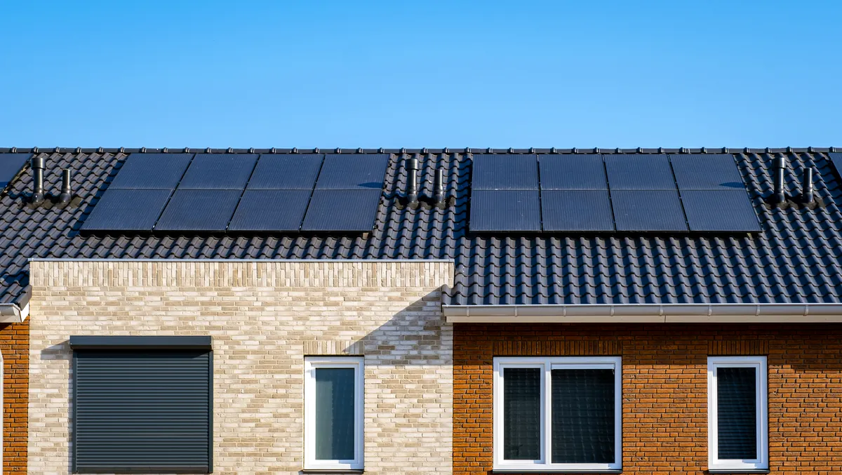 Placas solares fotovoltaicas instaladas en el tejado de una vivienda en Bilbao